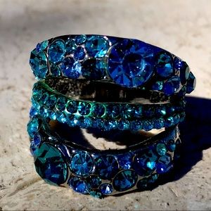 Flashy blues ring. So so pretty. Simply stunning